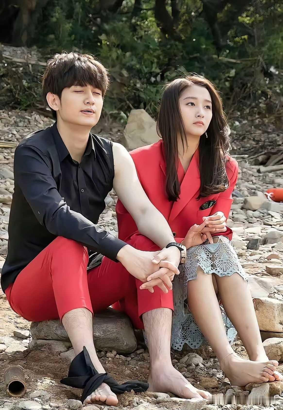 关晓彤和马可竟然一起拍过节目，看起来那时候关晓彤很稚嫩，马可也是青春的模样，如今