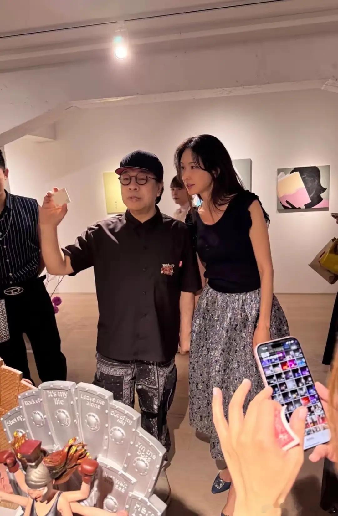 林志玲现身蔡康永画展，她变化挺大的，早就没有星范了！穿小飞袖上衣，亮片的半身裙，