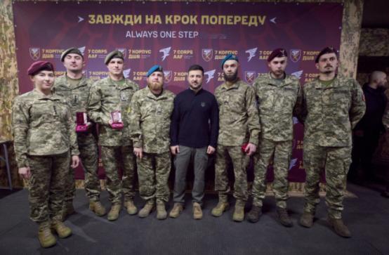 法国国际广播电台今天（11月5日）报道：“11月4日，泽连斯基出现在俄乌正在拼死