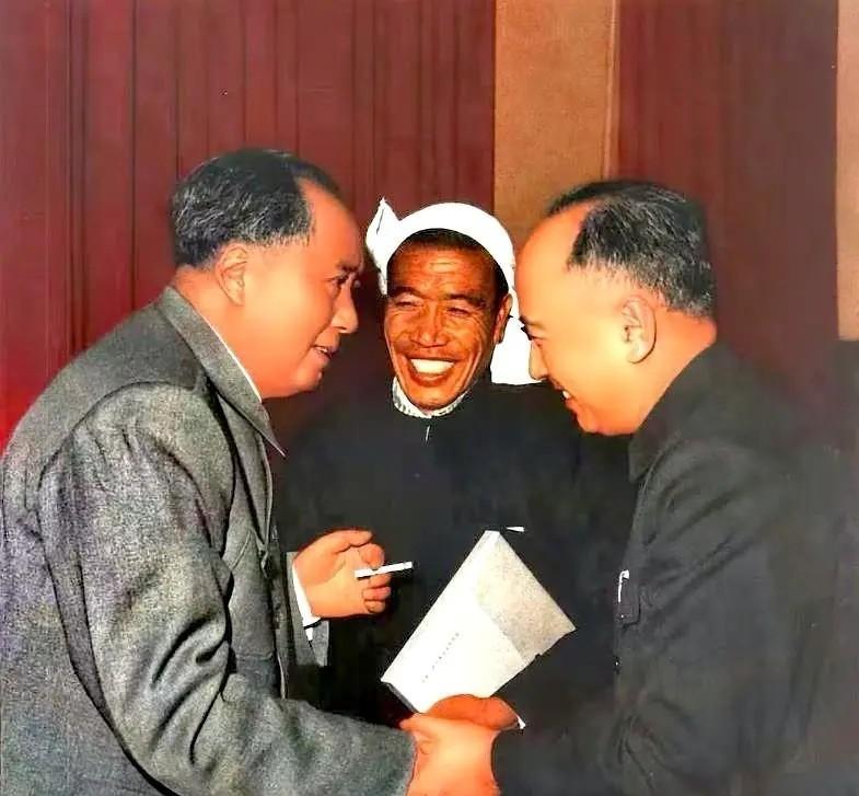 对待科学家和劳动人民，毛主席是无比的热情和热爱，崇尚科学，尊重劳动和劳动人民，是