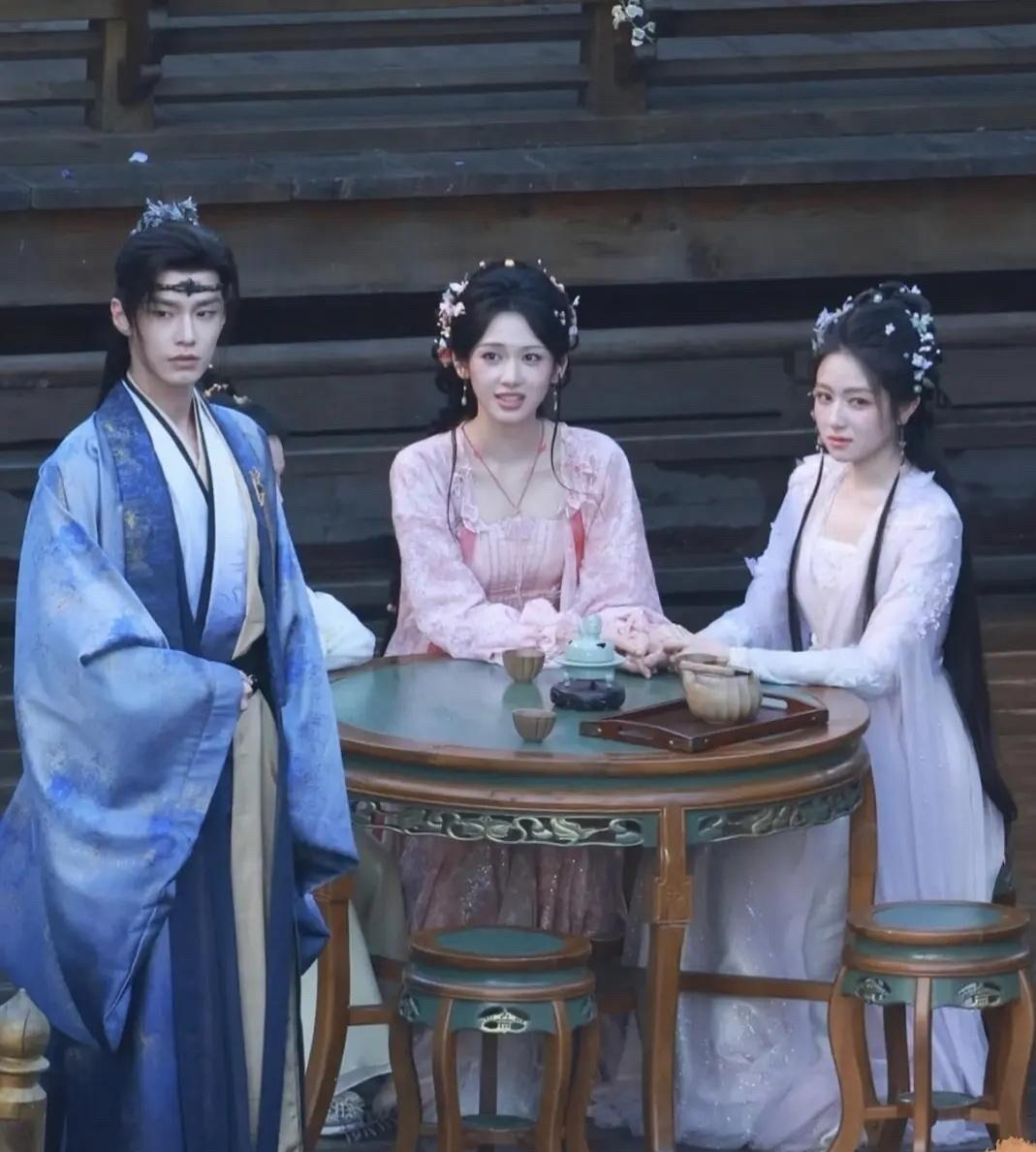 刚才看到一个讨论李兰迪新剧的帖子，说她这次演大女主，造型挺漂亮，但只要跟女配角同框就被抢尽了风头，完