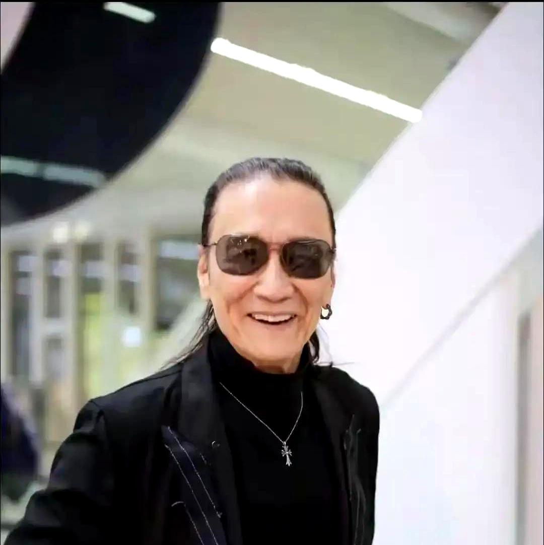 谁能想到，80多岁的谢贤人生落幕时，第一个冲出来发声的居然不是亲儿子谢霆锋，而是