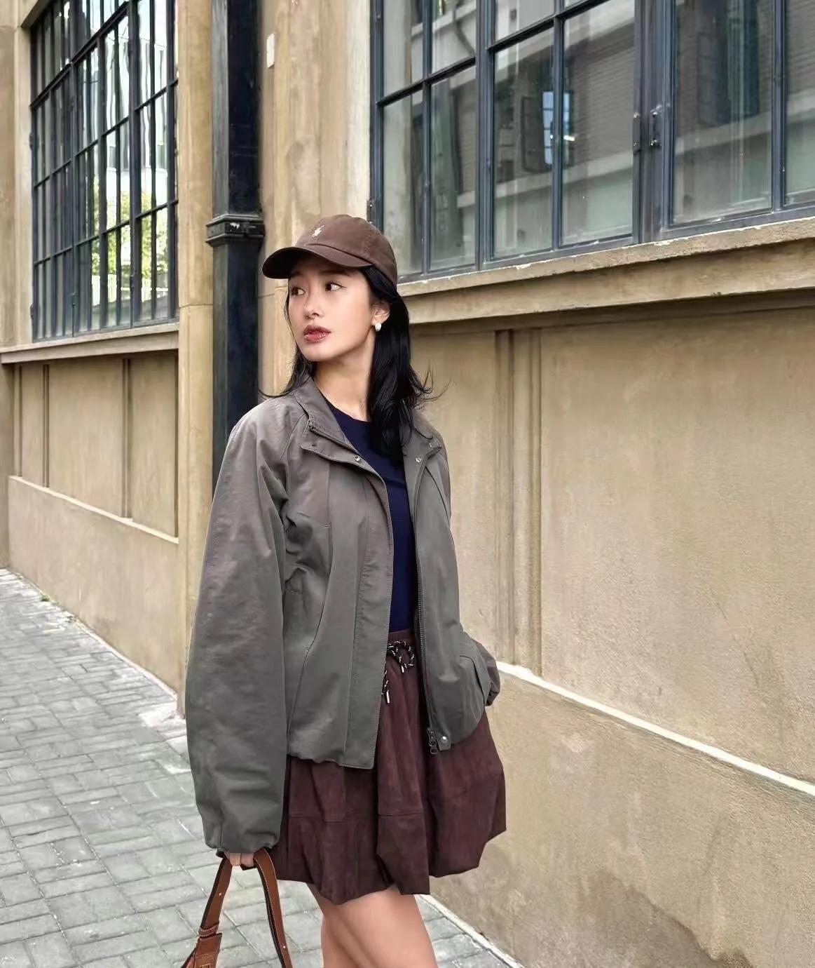 杨采钰这“松弛感穿搭”真的赢麻了！棕调叠穿自带法式氛围谁看了不说杨采钰是“