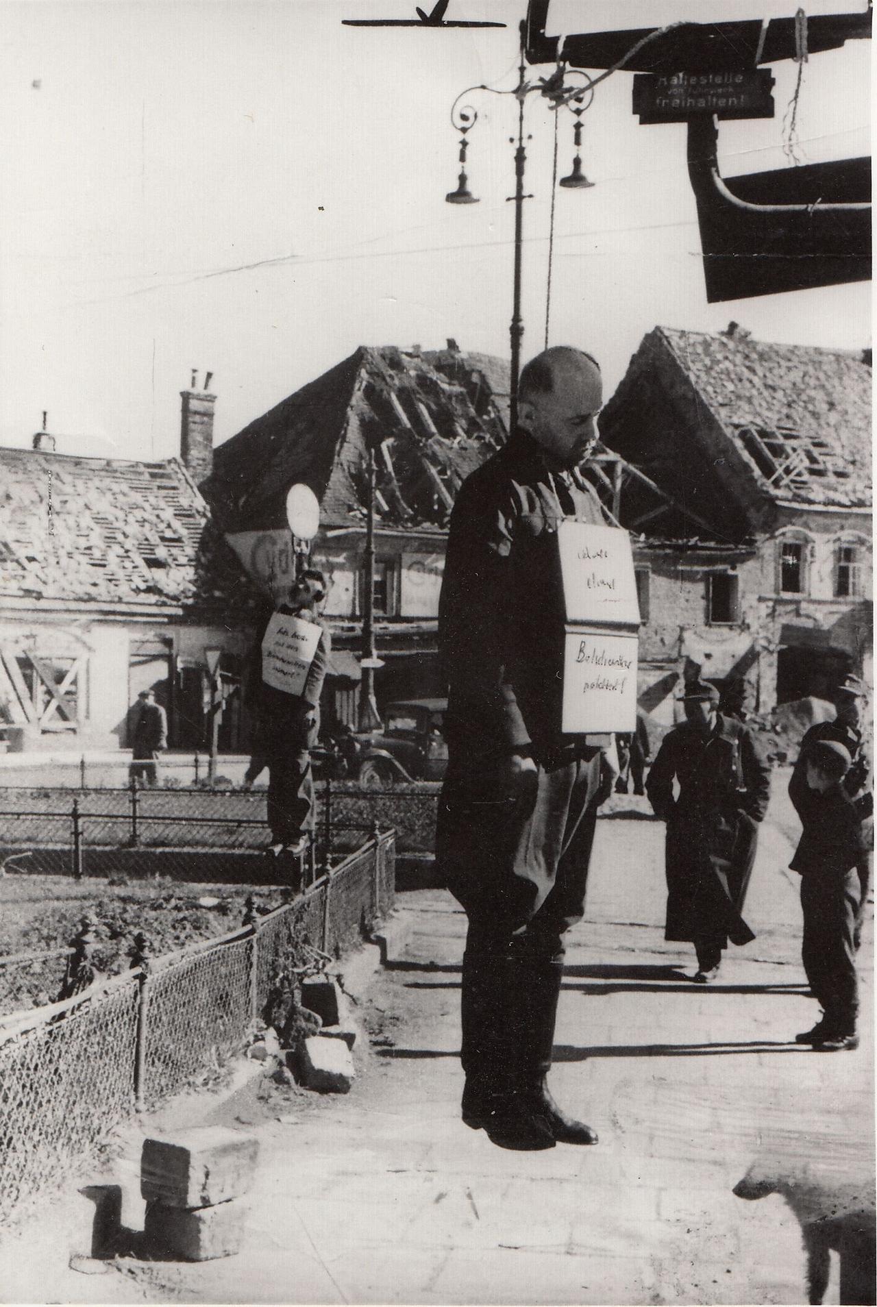 实拍真实的挂路灯：1945年“德奸”被党卫队处决！1945年4月8日，维也纳，德