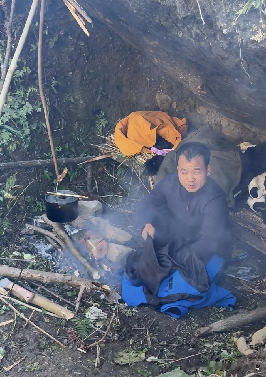 张家界荒野赛种田怪才苗王火了蹲山洞开“菜园”，这是求生神操作七星山荒野