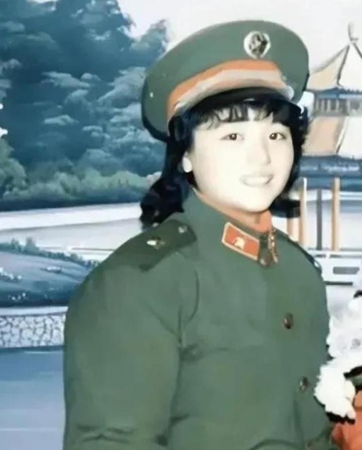 1972年，上海一对知青未婚生下孩子，老乡抱走前，妈妈亲了亲孩子，哭道：