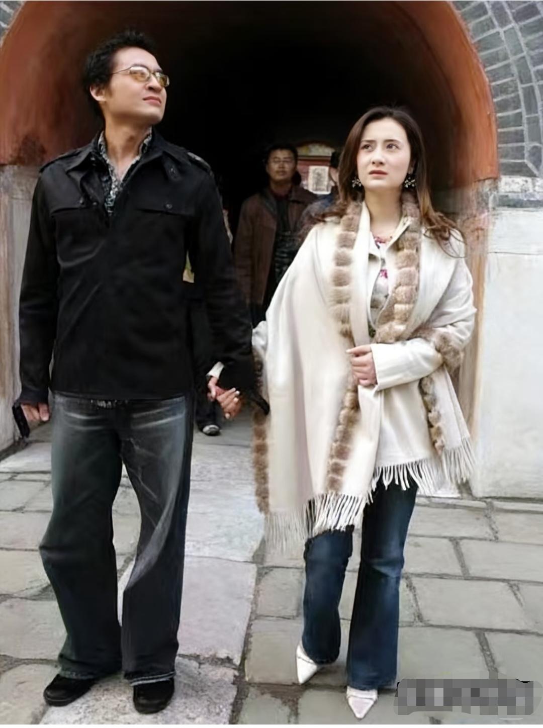 这张照片可以看出，两个人的关系太铁了。