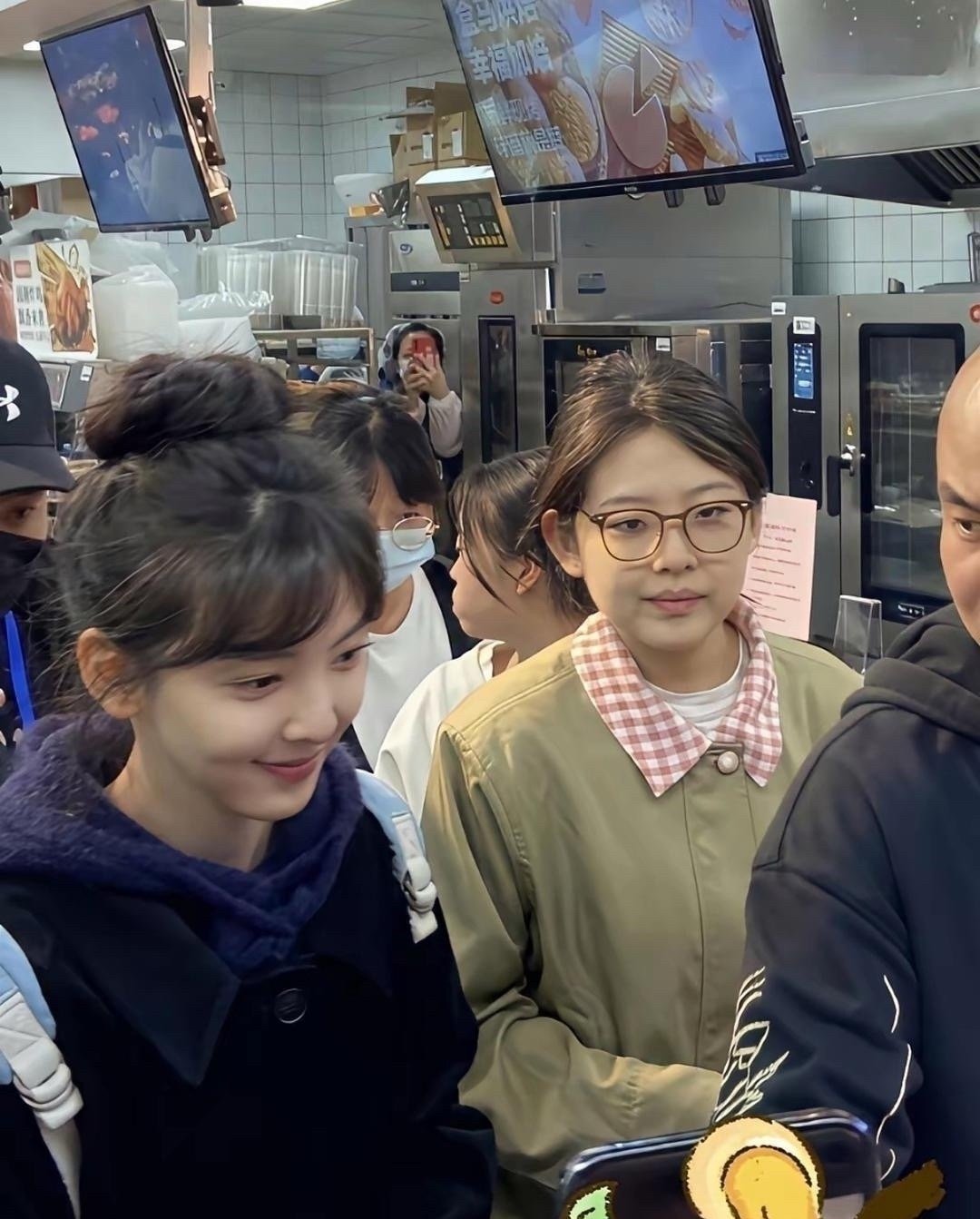 章若楠真的像是中了基因大奖，和她妹妹之间的差别挺明显的。​​​