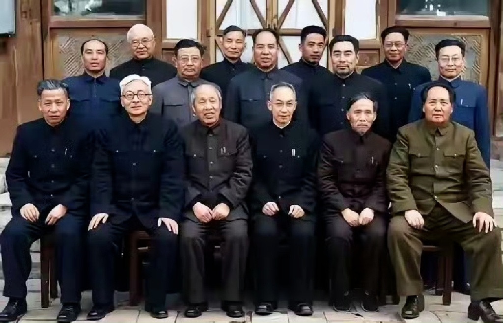 一张非常珍贵合影:毛主席和刘少奇同志把中间让出来，周总理、彭真和李克农等人站后
