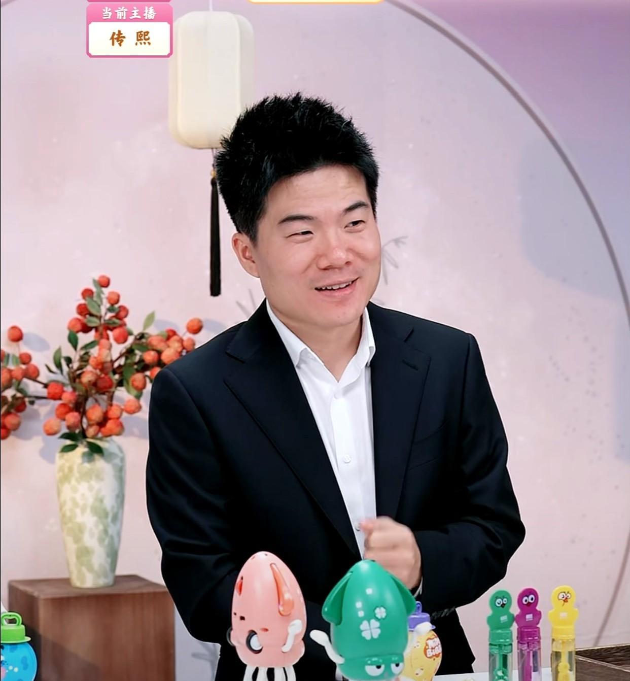 董宇辉也太逗了亲弟弟的孩子是男是女他竟然不知道[笑着哭]尴尬的想了一会儿发现自