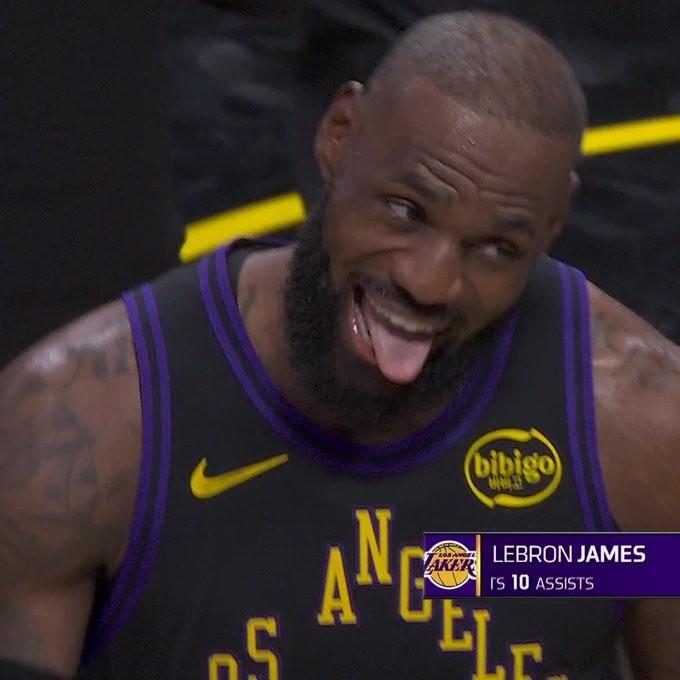 打完收工！詹姆斯11分12助攻，全场仅出手7次！詹姆斯全场出战29分37秒，