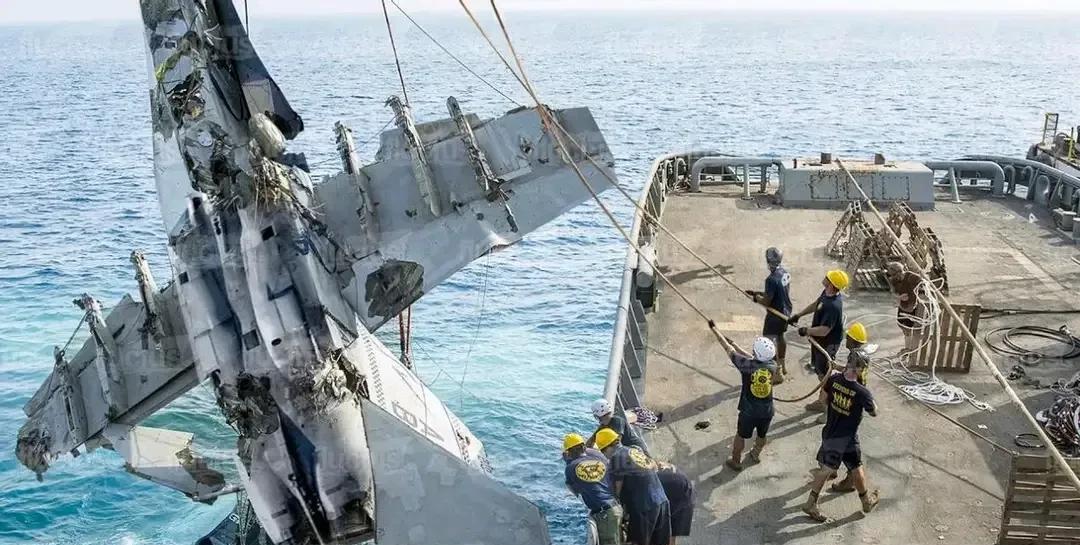 美军舰载机南海坠毁,特郎普的燃油论非常不靠谱,既然是燃油有问题,那么后面起飞救援