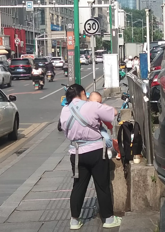一个人带娃，大热天当街泡奶粉的苦谁知道呢？伏天下的长沙热得像蒸笼，人们不得已才会