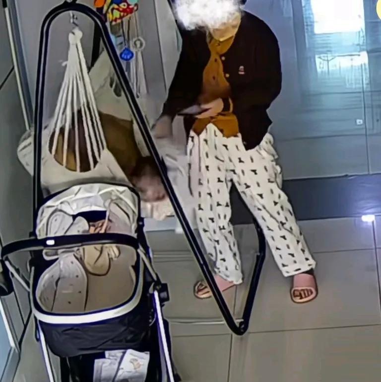 妈妈一边玩手机，一边看孩子，下一秒宝宝不慎从吊床上摔下来，妈妈说从没想到宝宝会