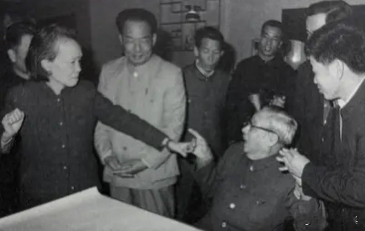 1983年2月，廖承志在深圳视察期间，偷偷抽烟被夫人经普椿发现，不得不被现场斥责