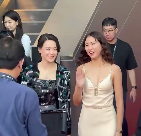 韩国釜山电影节上，49岁的舒淇以导演处女作《未完待续》亮相红毯。她以素颜出镜，