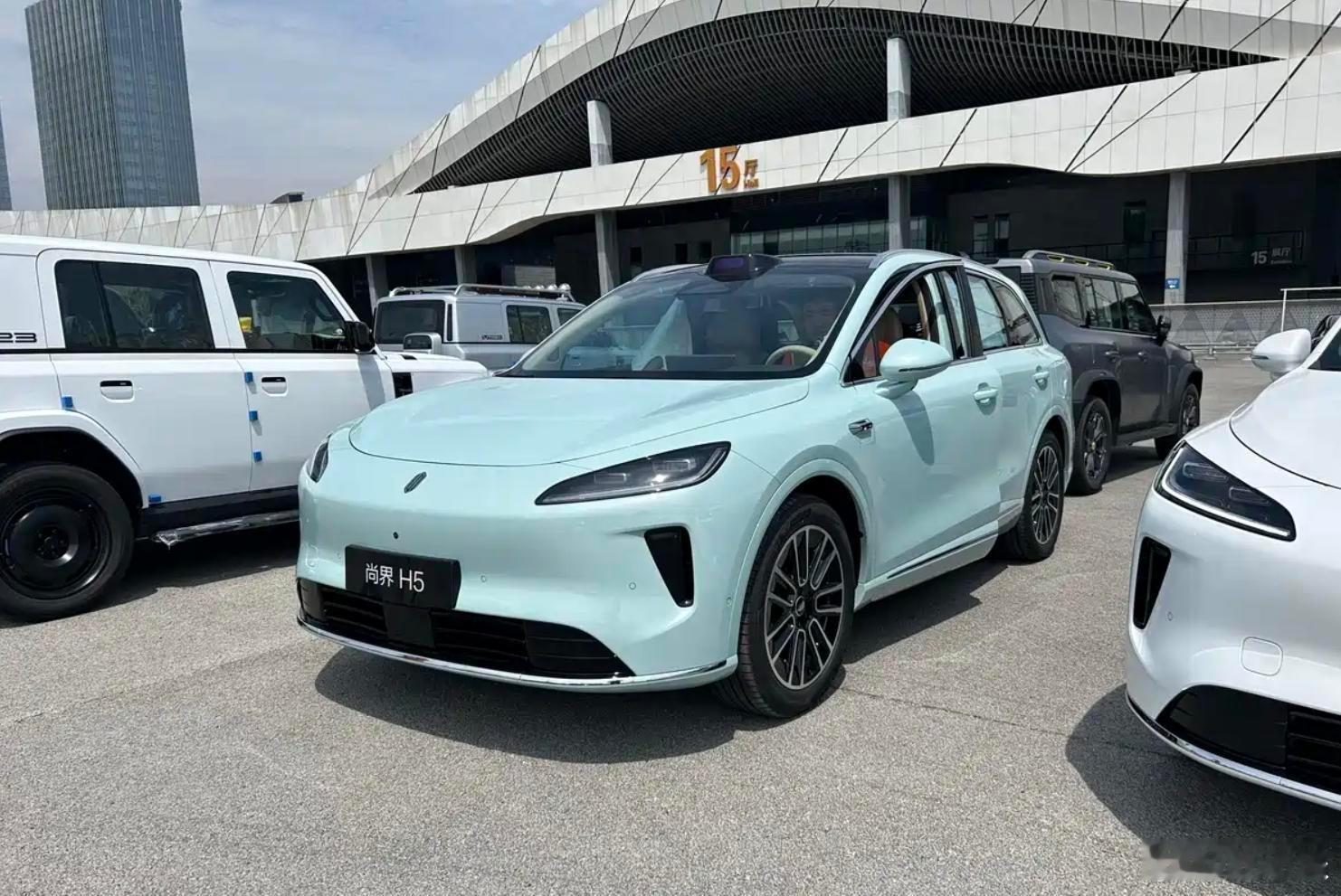 尚界H5作为华为与上汽联合打造的中型SUV，起售价15.98万元，成为首款搭