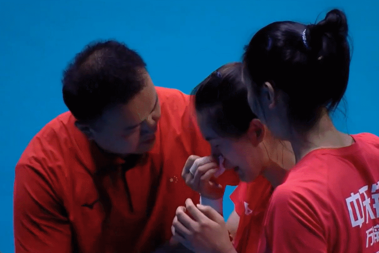 刁琳宇赛后哭成泪人[哭哭][哭哭]江苏女排夺冠后，大家围在一起抱团庆祝，刁琳宇扭