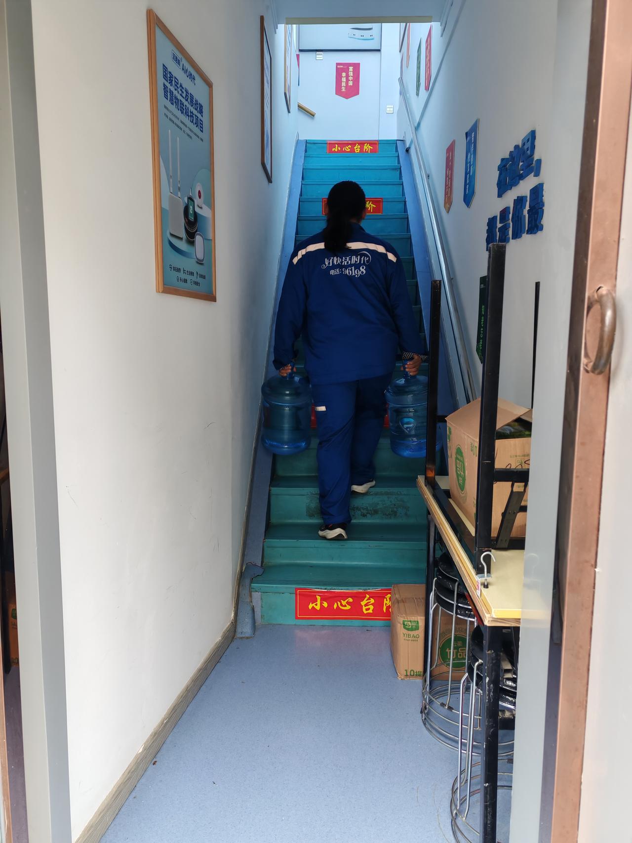 这个发型好飒10月24日，这是我昨天在西安街头偶尔拍摄到的两张图片，见到一个送