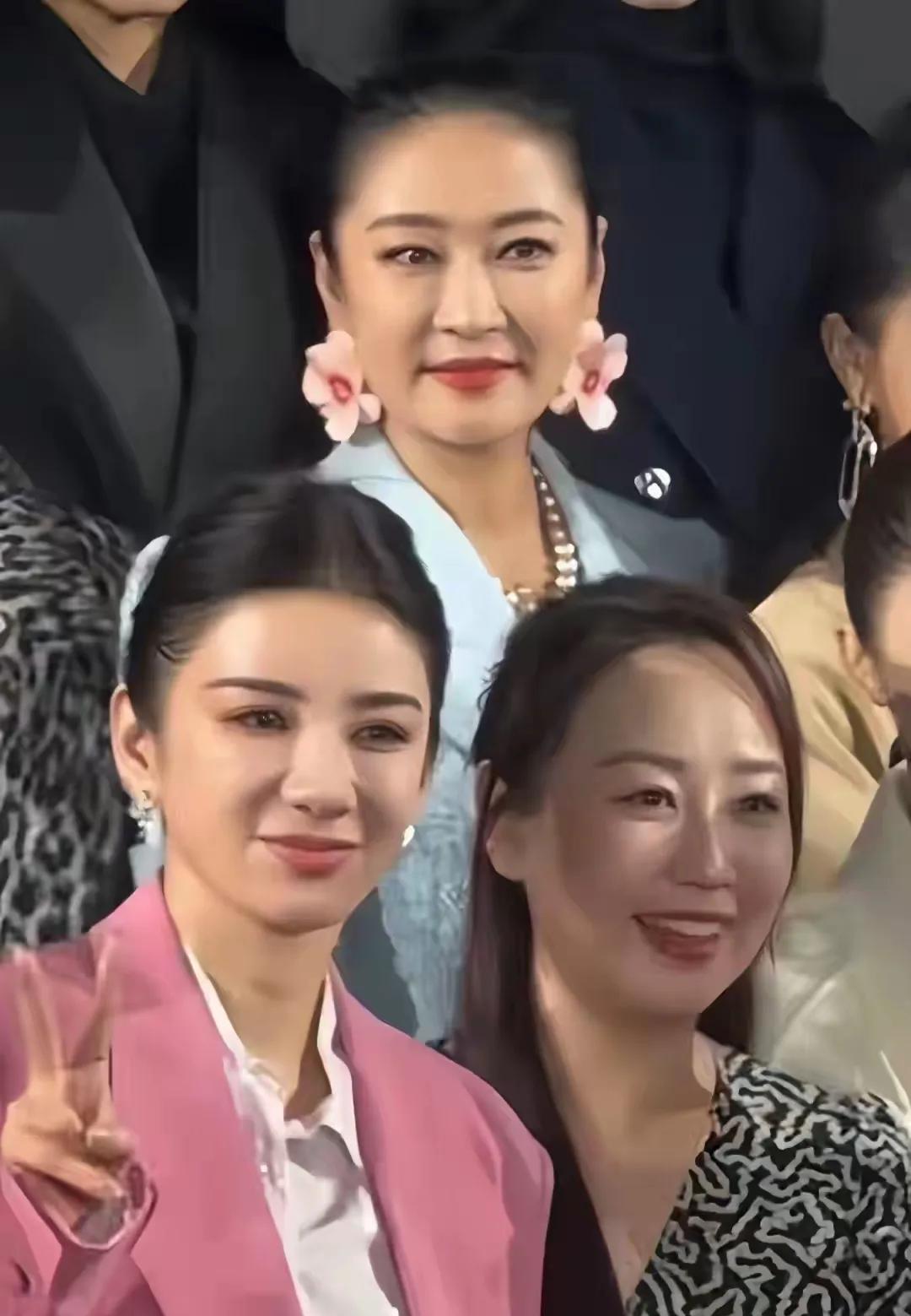 黄奕这口碑一崩再崩。先不说她怼网友引来大批的质疑声，她出现在公众面前的举动，也