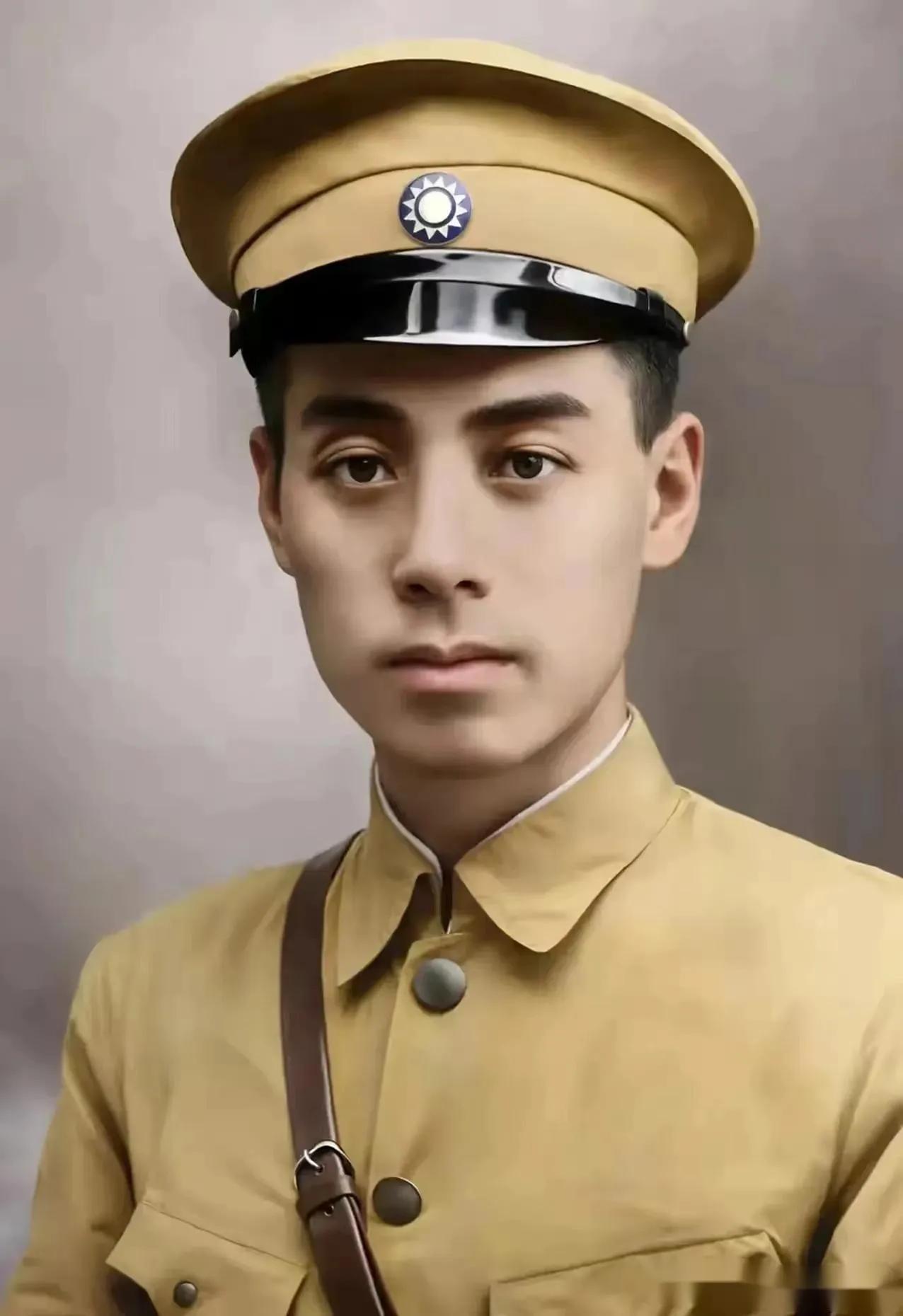 1927年，周恩来被捕。谁料，审讯他的人，竟是他的学生。他凑近周恩来，轻