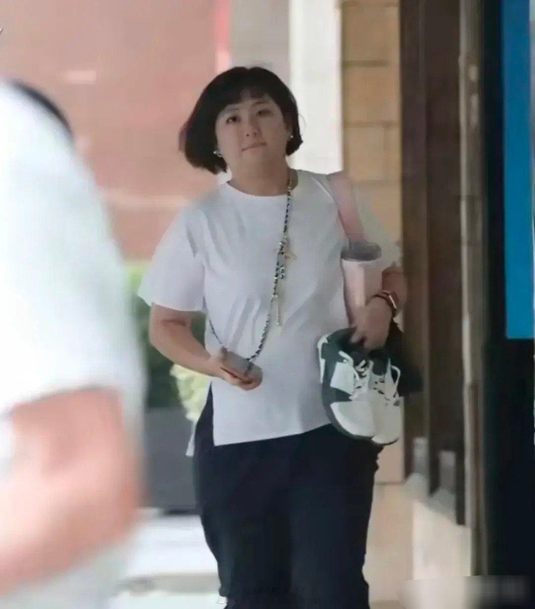 S.H.E任家萱和男友小徐一起接儿子小腰果放学，生图的她看起来胖了不少，但是也破