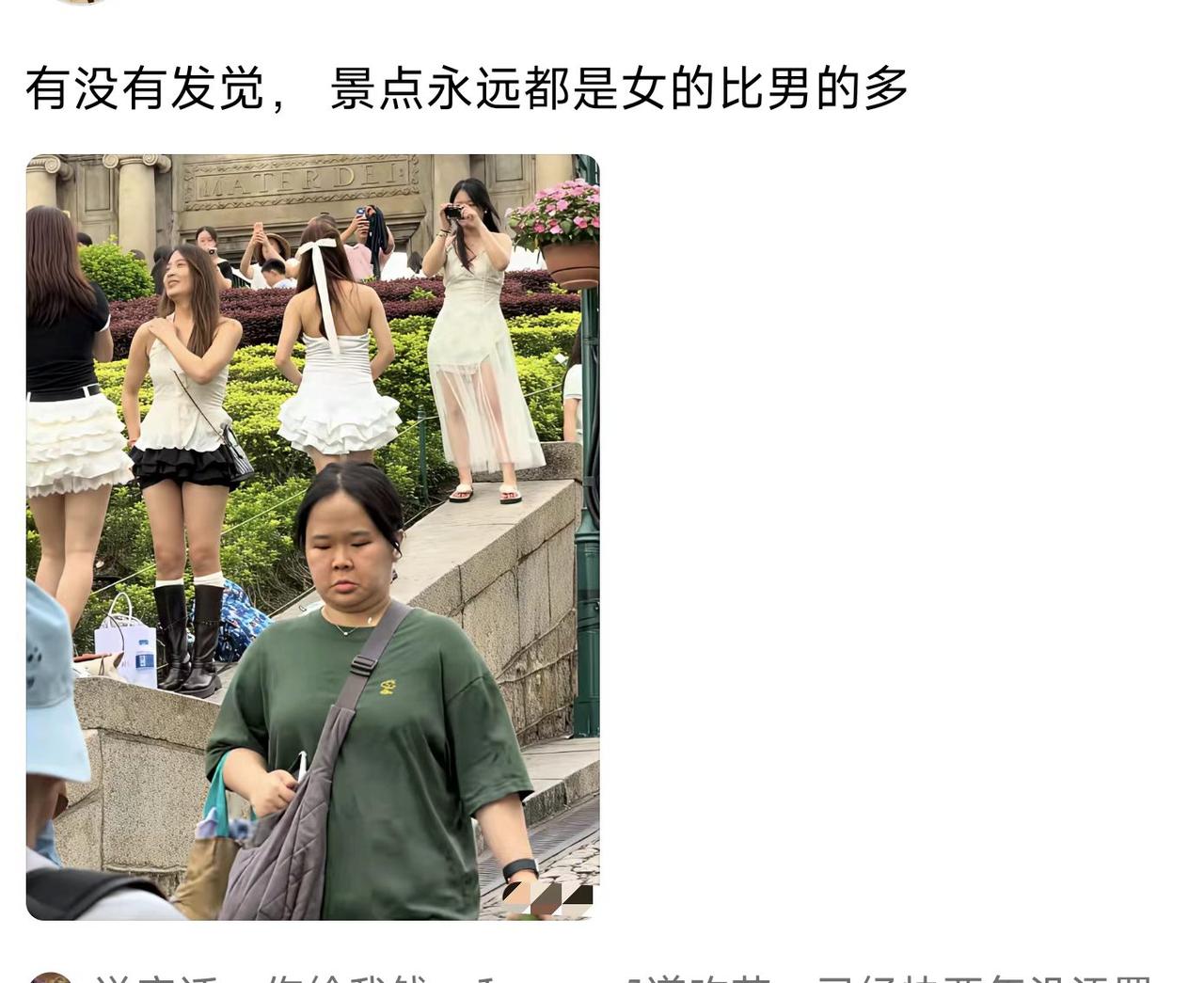 这图拍得真绝，前面大姐一脸“生无可恋”，后面全是精致小姐姐。
