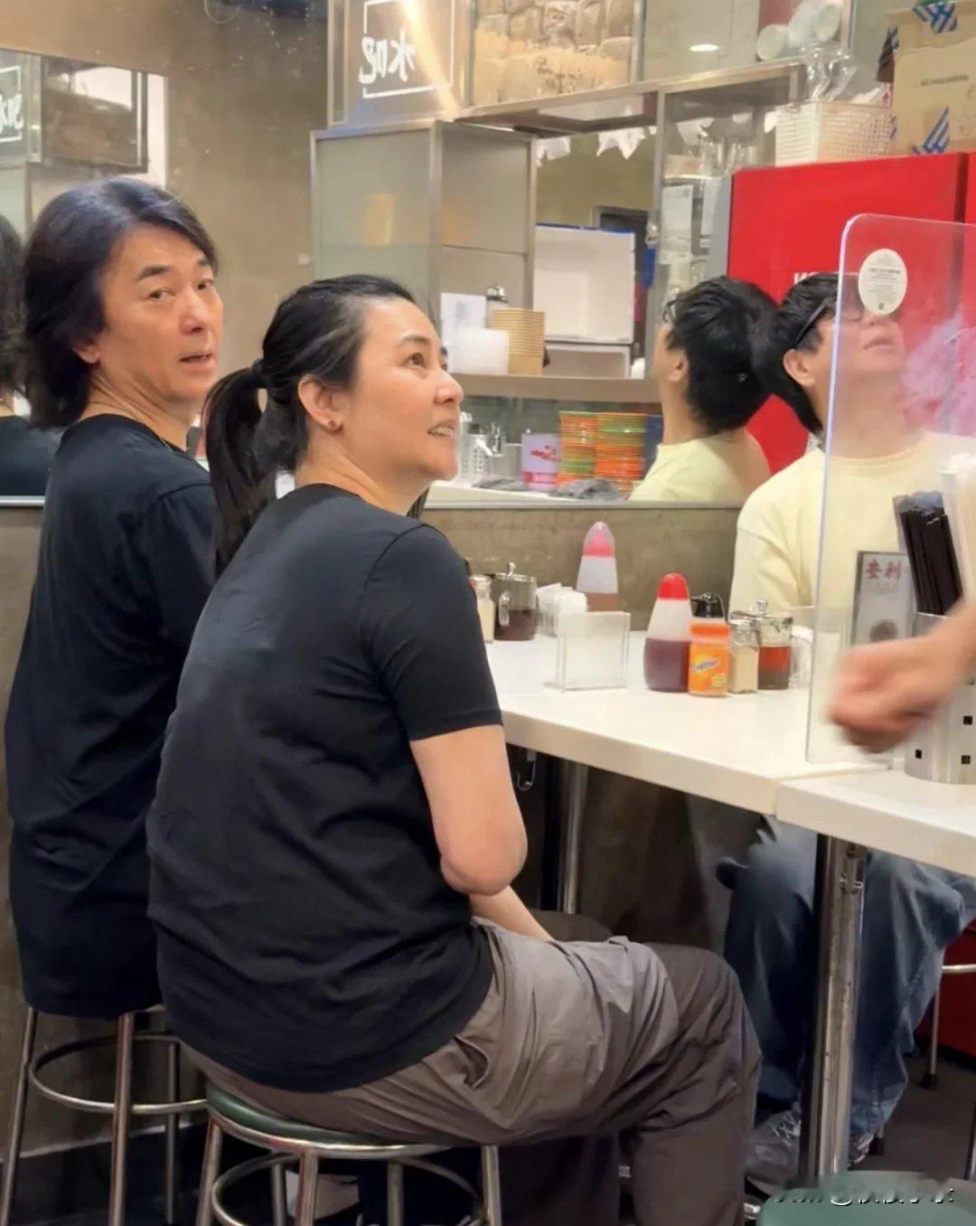 59岁郑伊健和51岁蒙嘉慧在香港一间面馆被偶遇，夫妻俩穿衣打扮朴素，身形发福，有
