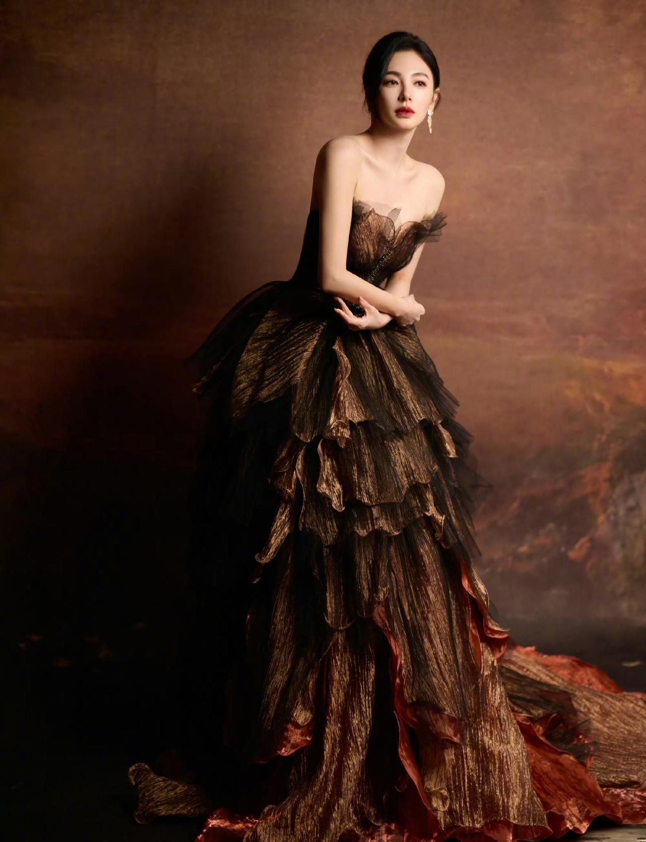 别再说什么鎏金老气了。张雨绮直接把古典纱裙，甩开，换成了现代亮片战袍。ELL