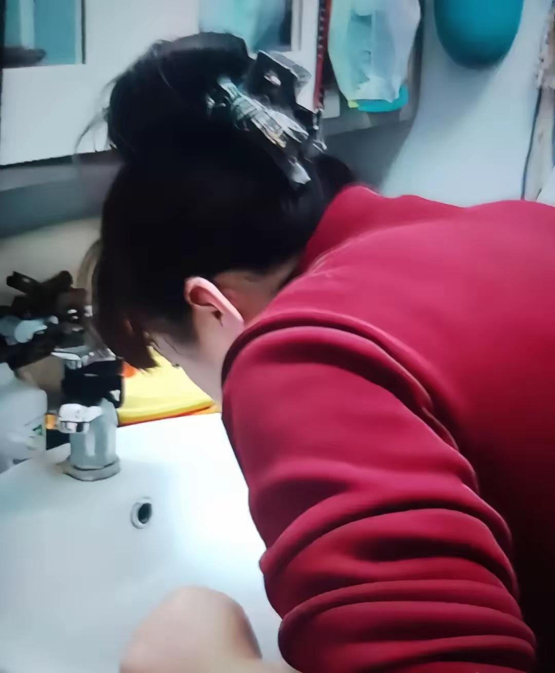 55岁的婆婆最近毫无征兆地吐得厉害，儿媳随口一句“妈，您这是怀孕了吧？”，家里直