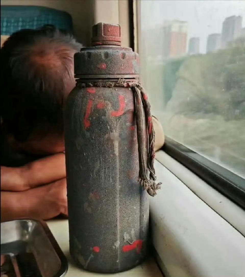 高铁看到对面大叔的杯子说不出的难受