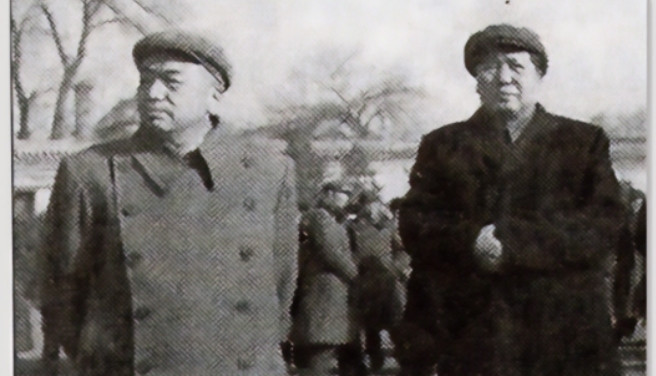 1951年，10万志愿军被美军包围，彭老总向毛主席求助。毛主席苦思3小时，回了8