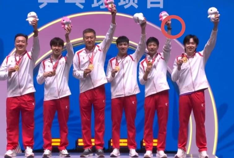 马龙真的是好敬业啊！不是在赛场上拼搏多年也不是因为他忙着去开会，而是他在