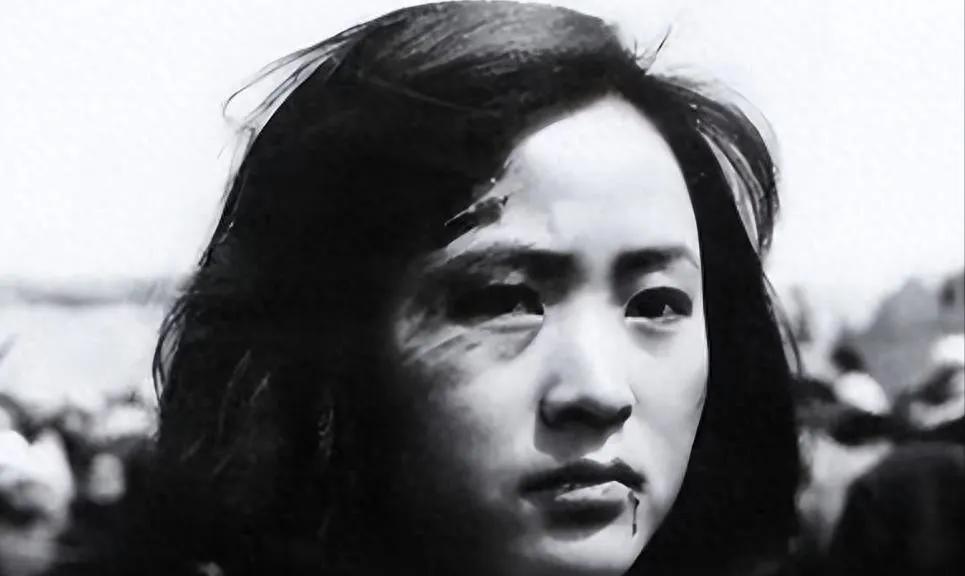 1943年冬，记者叶曼之为一名被害的女共产党员拍遗照，竟然罕见的拿不稳相机，镜头