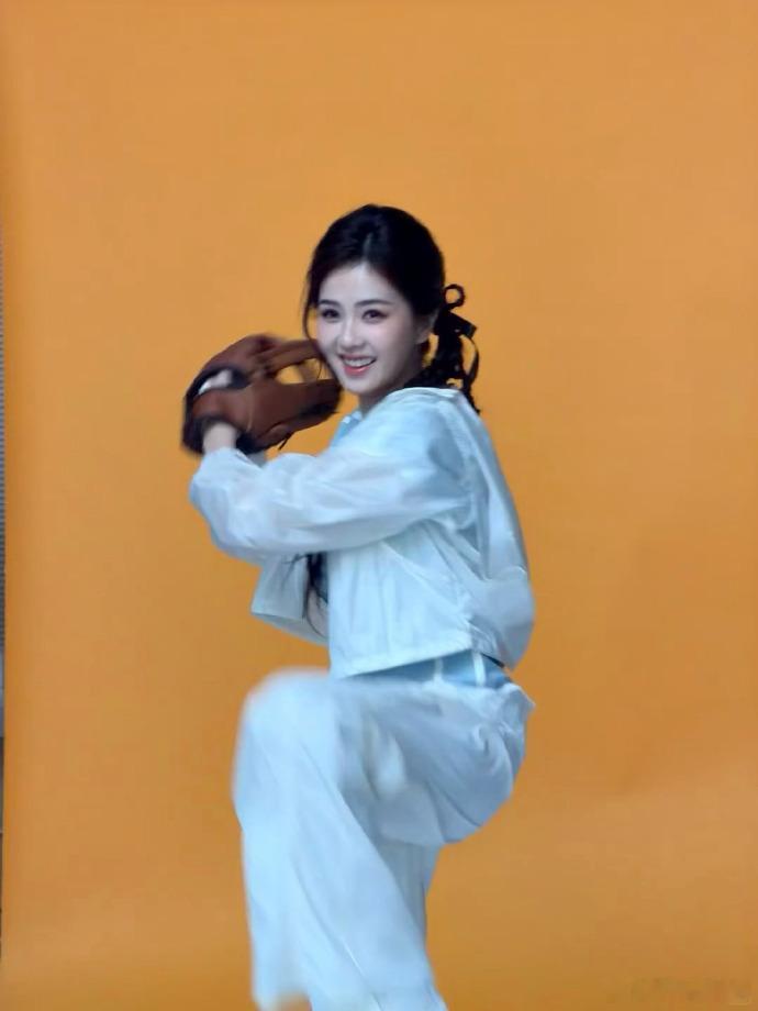 白鹿气血充足的美白鹿春日元气少女白鹿这么自律有种气血充足的美，完全就是春日元气