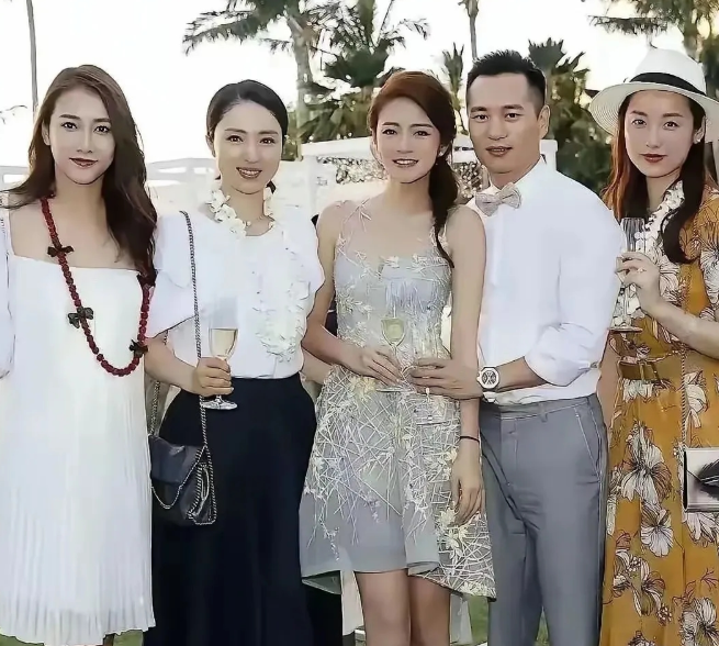 董璇这双鞋到底有啥用夹趾细带+几乎平底，网友：除了好看一无是处！刷到这张合照