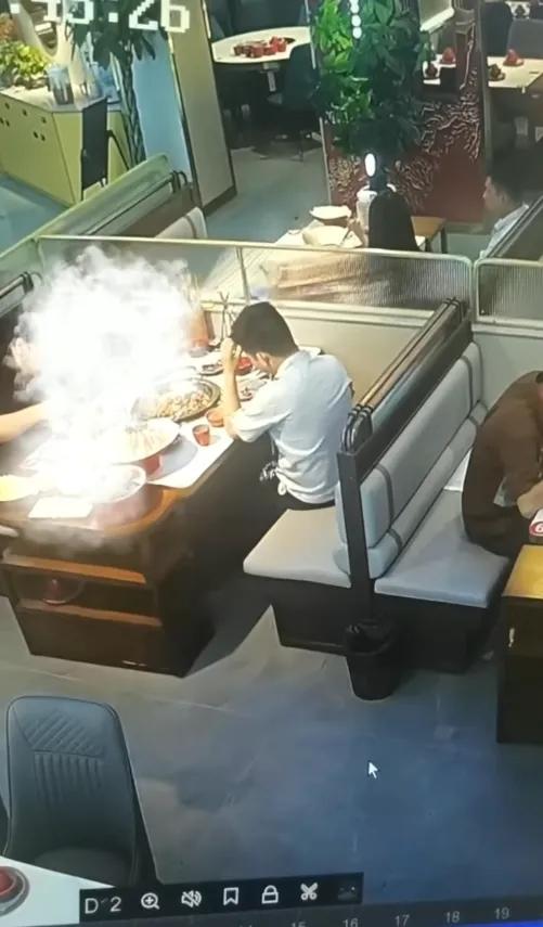 “亏不亏！”江苏苏州一家烧鸡公门店，遇上了刻意碰瓷的食客，三名男子上演一出“菜