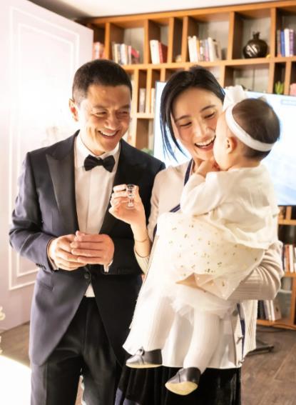 李亚鹏离婚李亚鹏官宣和二婚妻子海哈金喜离婚。据网友爆料，李亚鹏深陷投资失败的债
