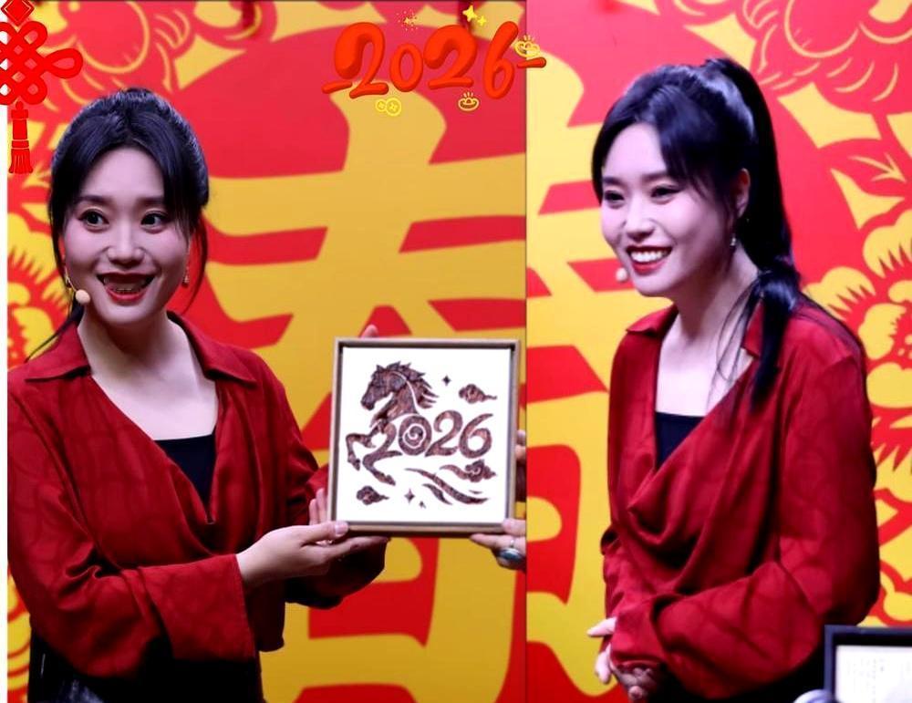 她把嚼烂的鸡胸肉吐进垃圾桶，因为导演说“你得瘦一点”。膝盖半月板在跳绳3000