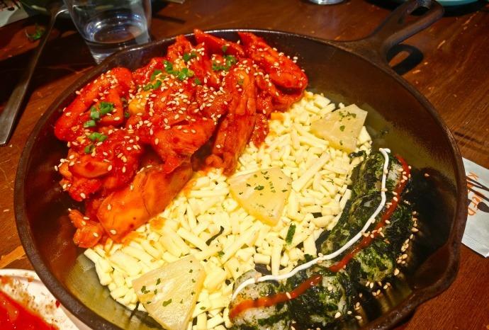 今天和一群美少女约饭，眼前的漂亮饭真的让人舍不得动筷子！每一道都精致又美味，心情