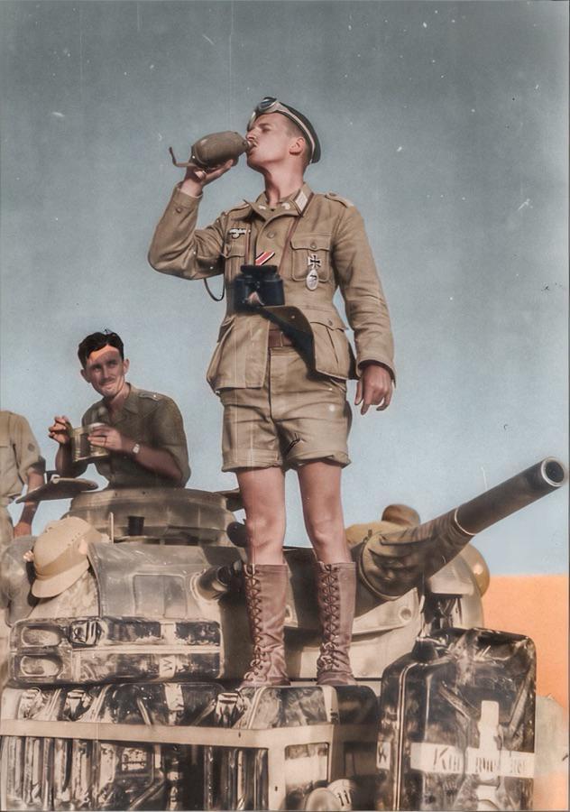 1941年初，一名隶属于德军隆美尔非洲军团的陆军装甲师军官正站在一辆三号坦克车体