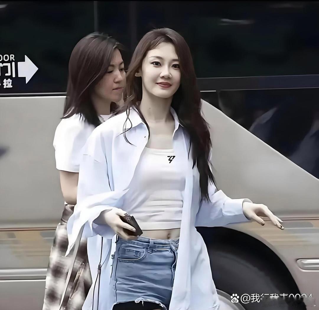 郑凯老婆苗苗是真的好看！五官清秀又透着温柔，不管是淡妆还是日常造型，都自带舒服的