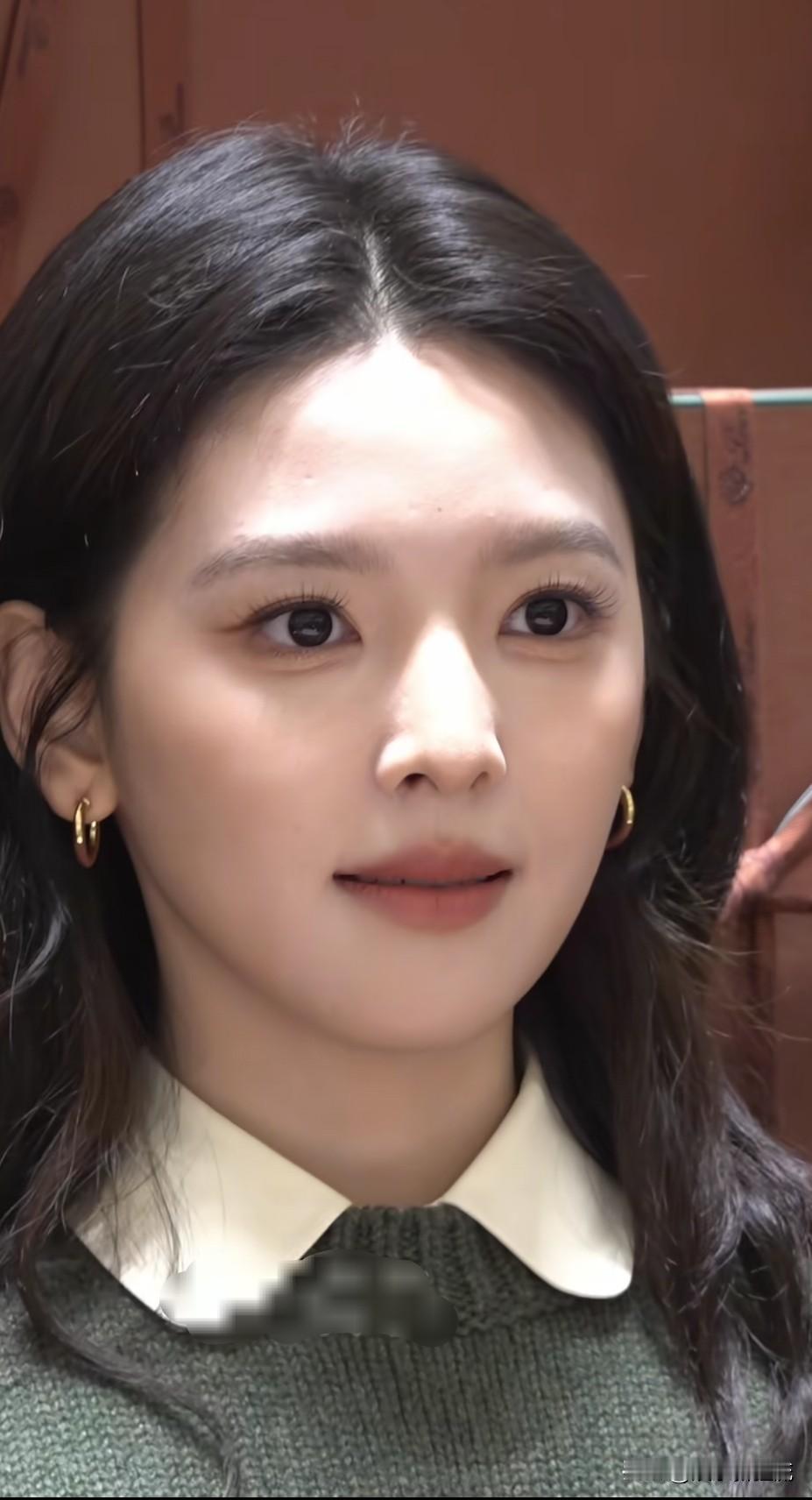 章若楠的颜值虽称不上国色天香，但绝对可以用自然美来形容，面部立体度很足，治愈系的