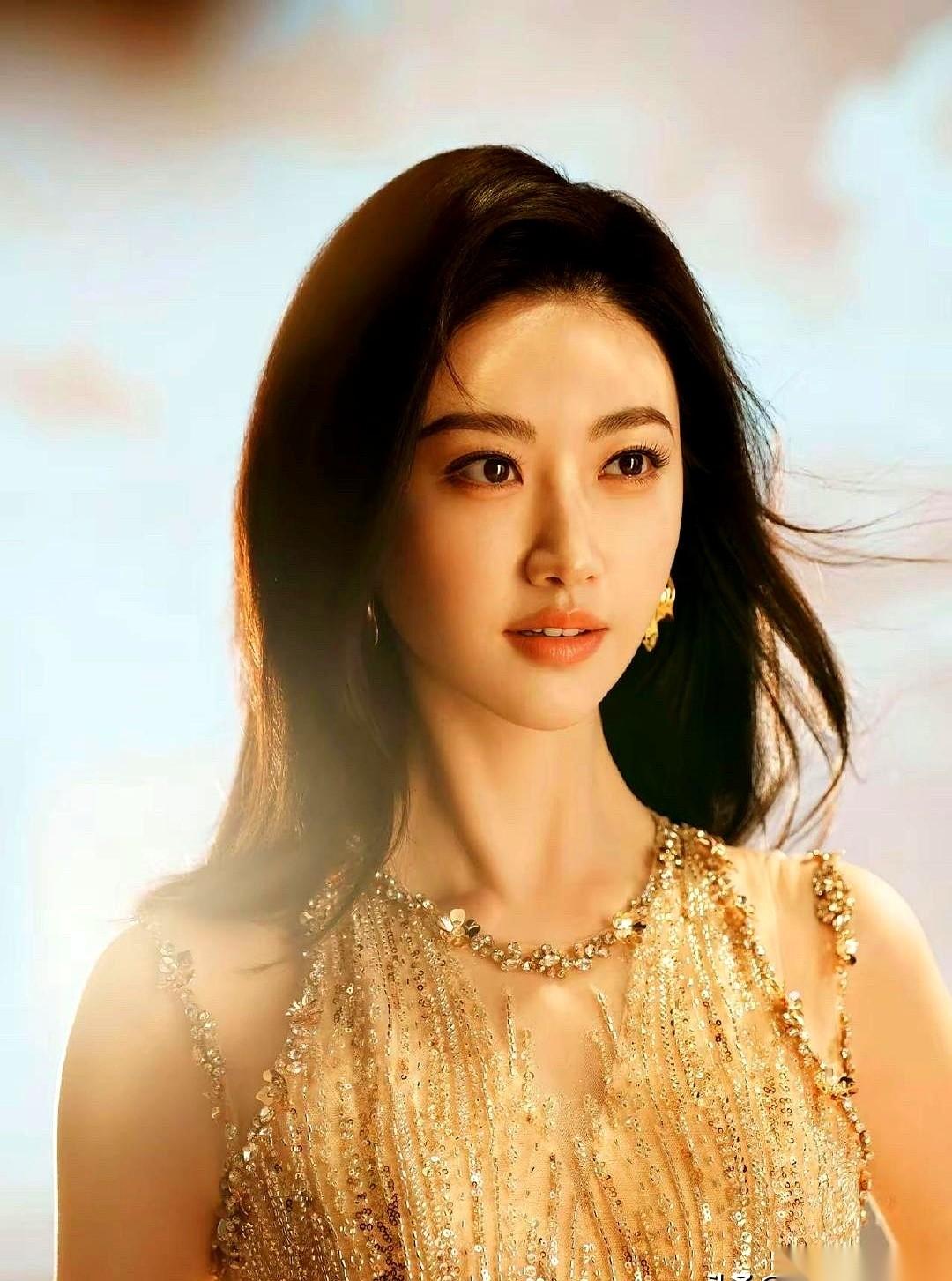关于景甜的事，现在最让人咂舌的，是那笔账。据说，本来想白拿3个亿，结果反手要自