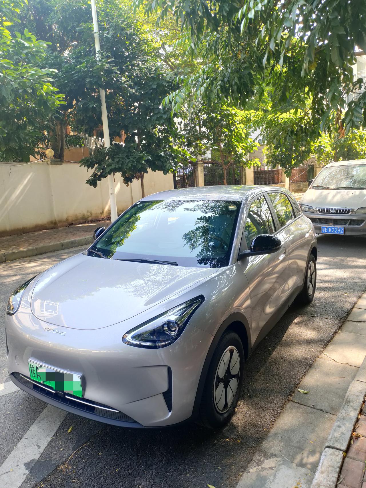 家里有一辆0置换车，想趁有国补。家里又都是3辆油车，想换一台纯电车。让月薪180