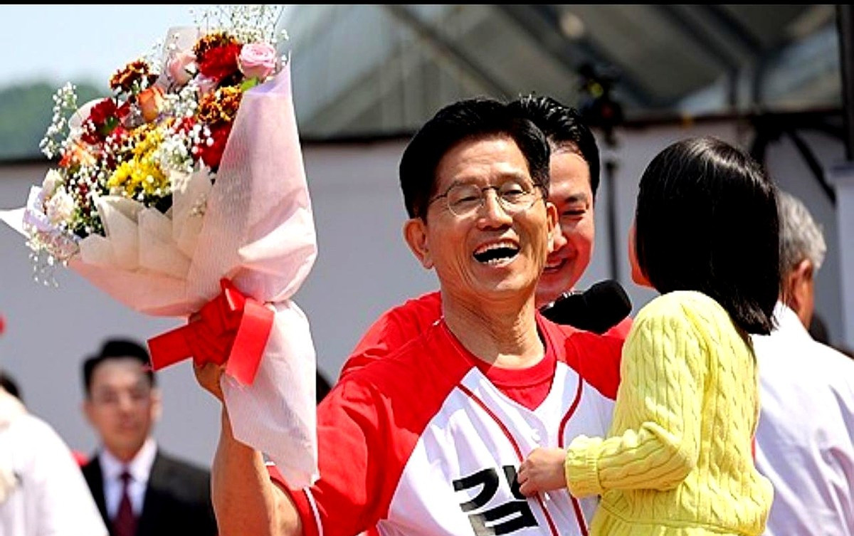 金文洙抱娃拉票支持率涨了天呐！就在前几天，韩国大选的选情