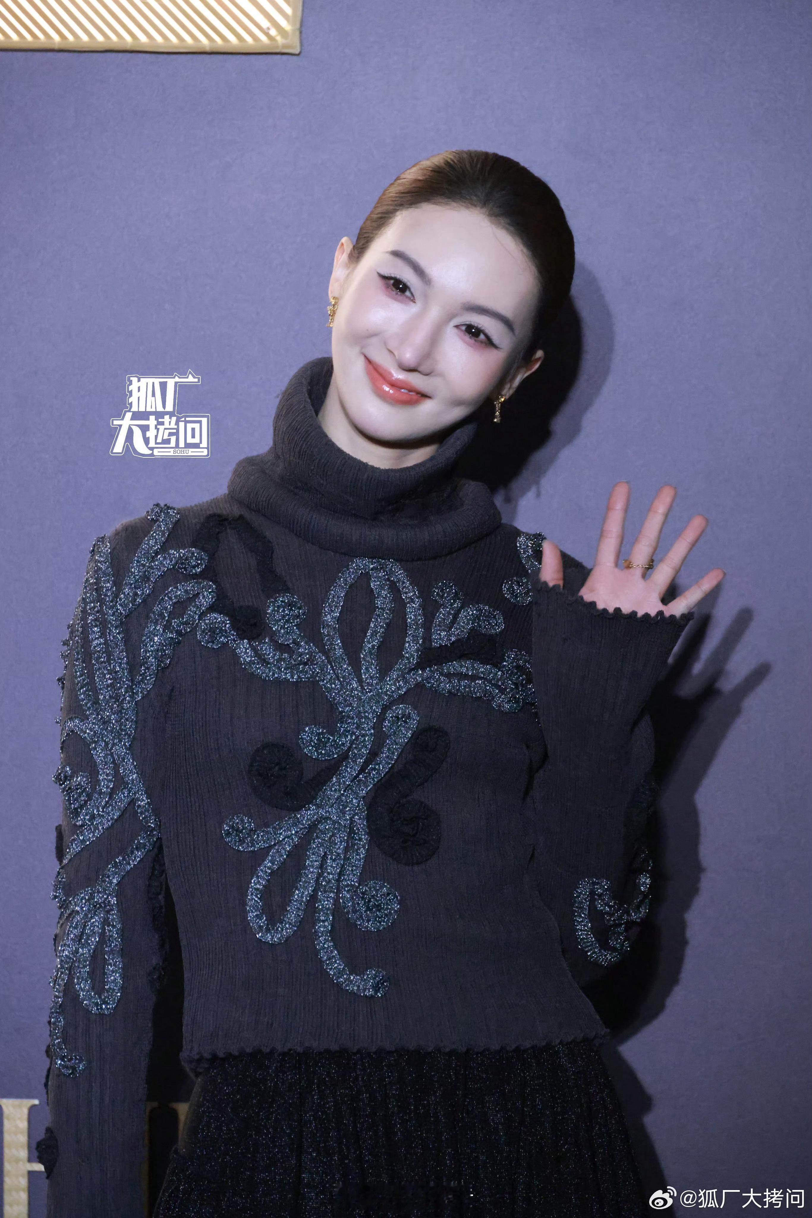 金晨又让我认不出来了……嘴和鼻子，都很怪。