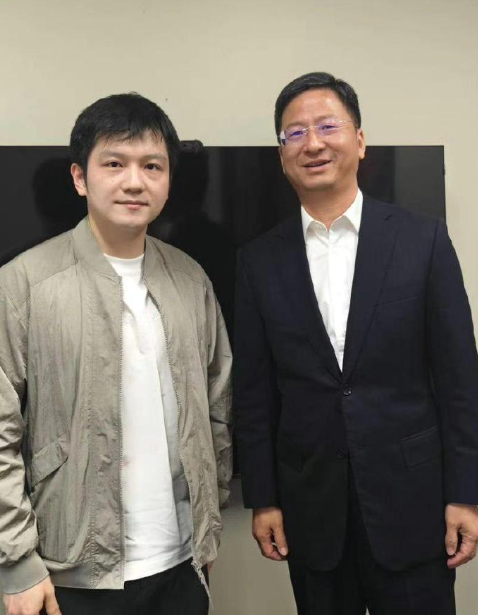 樊振东跟驻旧金山总领事张建敏、硅谷TTA老板沈海龙同框，太有排面了，他不仅加盟德