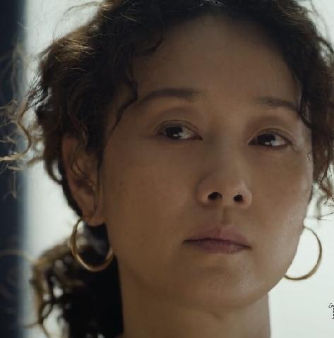 马伊琍心态一定很好。她50岁了，已经是一位，但她还保养得很年轻。有网友说：“