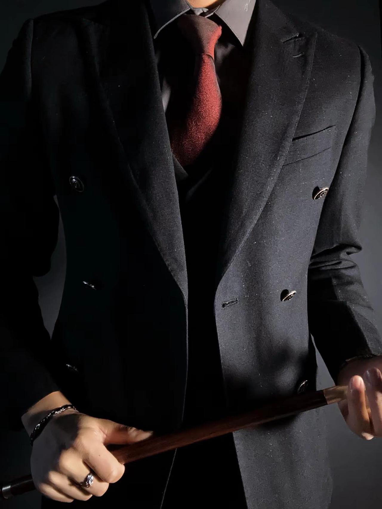 真拿你没办法。西装人夫感轻熟